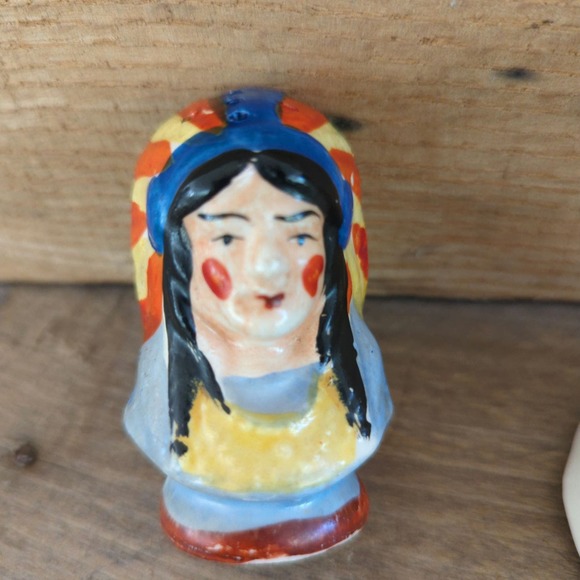 Vintage 1950s Indian Chief and Teepee Ceramic Salt and Pepper Shakers - Picture 3 of 11